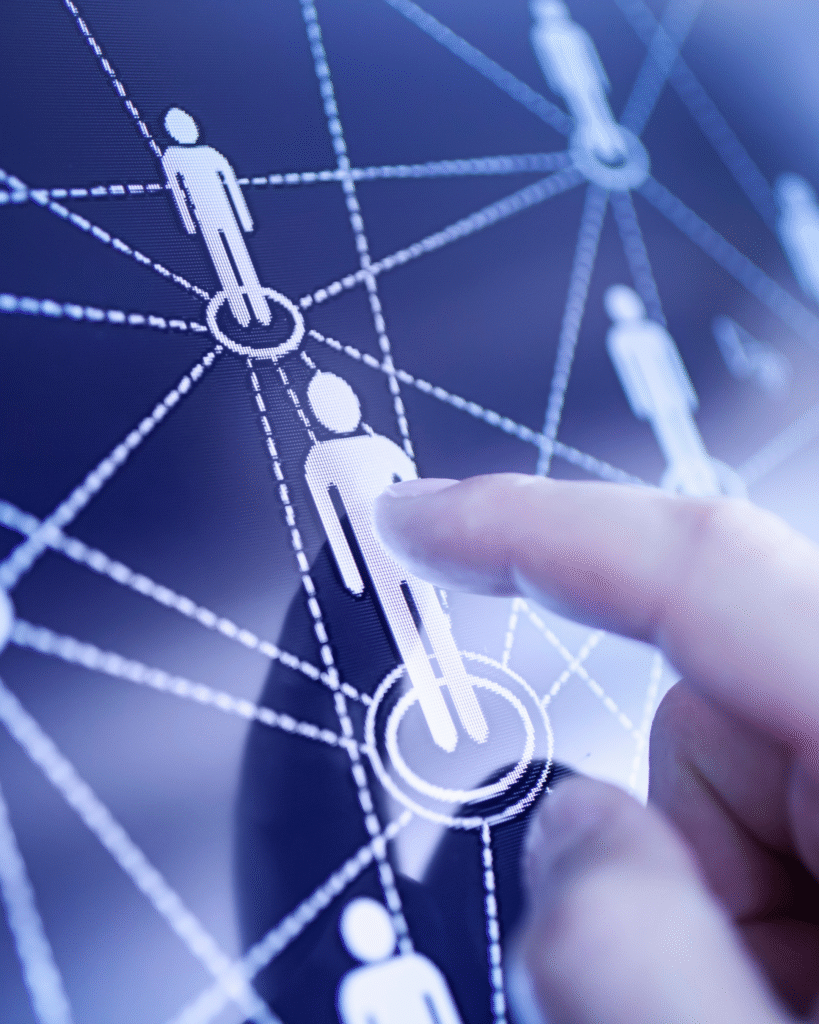 Profissional revisando conteúdo de marketing no celular, simbolizando presença digital constante.