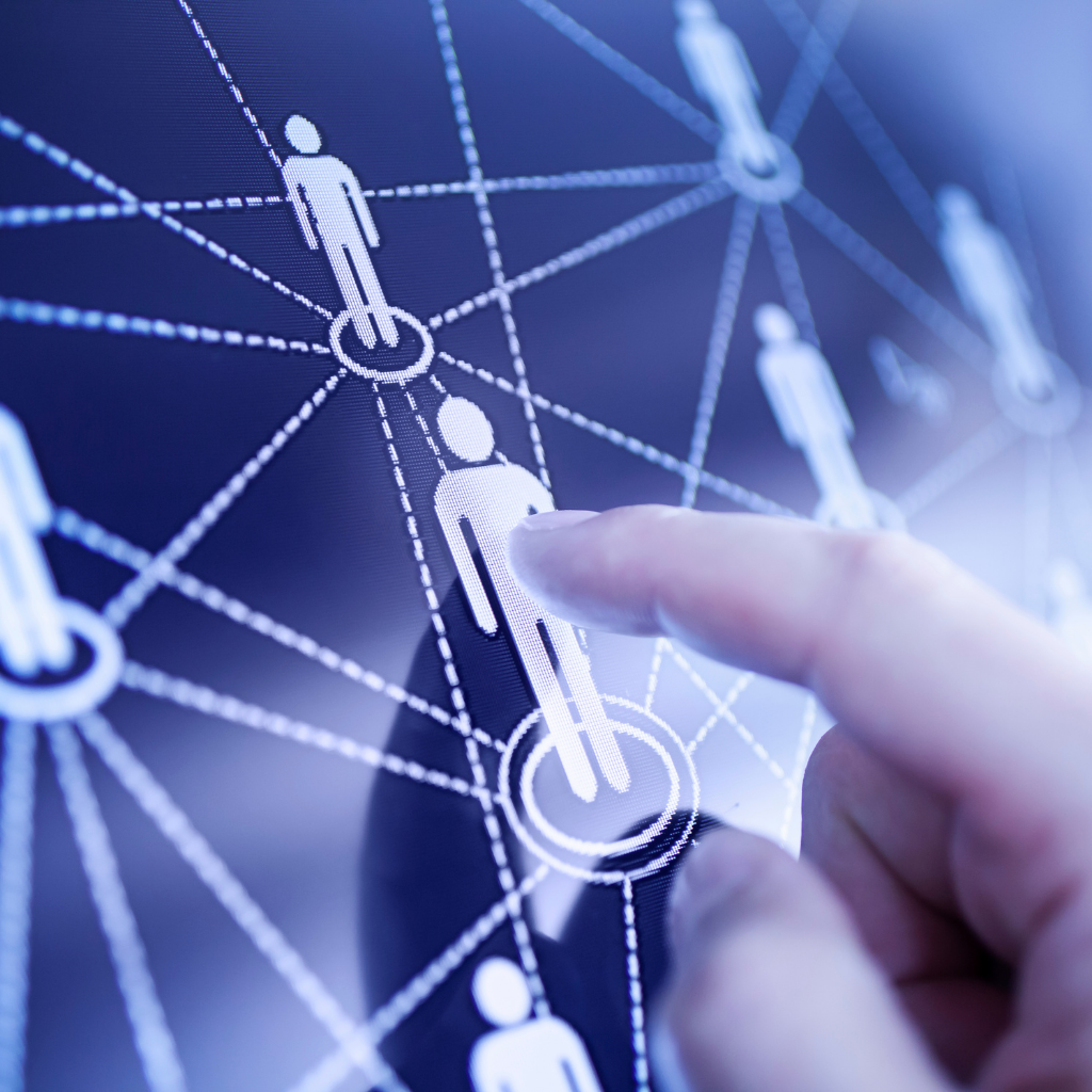 Profissional revisando conteúdo de marketing no celular, simbolizando presença digital constante.